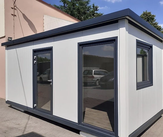 Neschválená letní chata o rozloze 17 m² s koupelnou a kuchyní